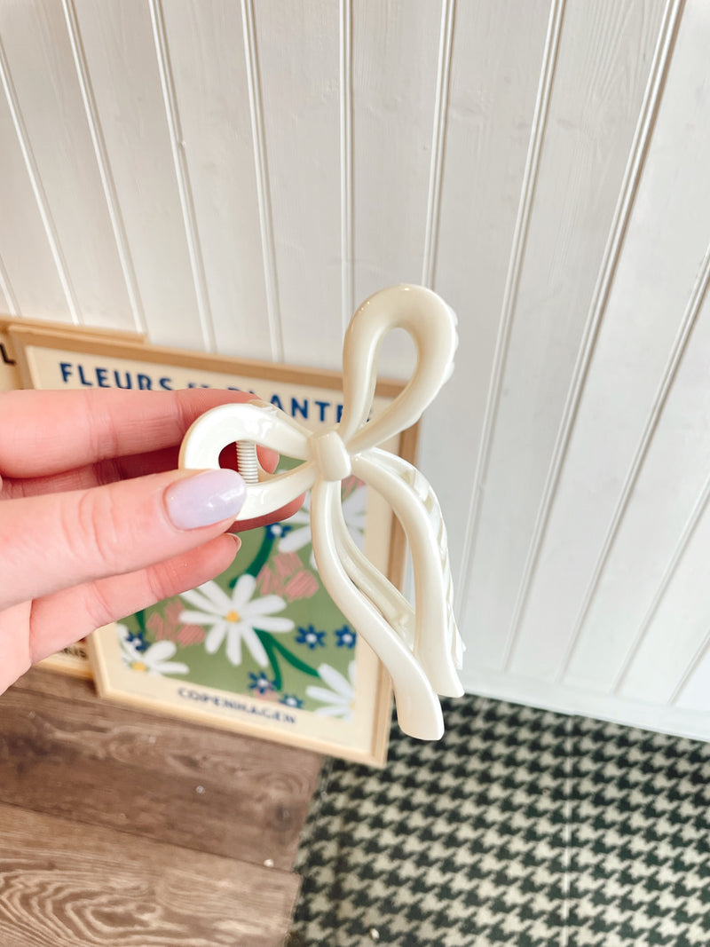 Erin Milky White Bow Claw Clip